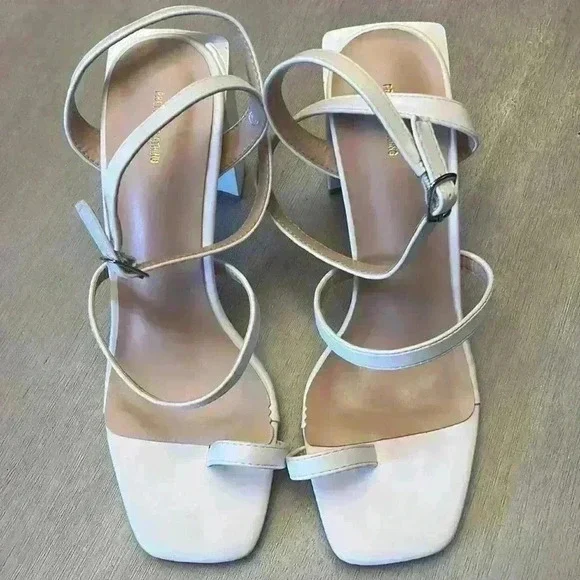 {NWOT} Pretty Little Thing Block Heel - Picture 1 of 4